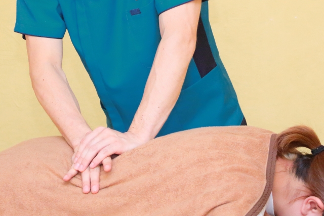 整骨院の保険適用で腰痛治療をしている画像